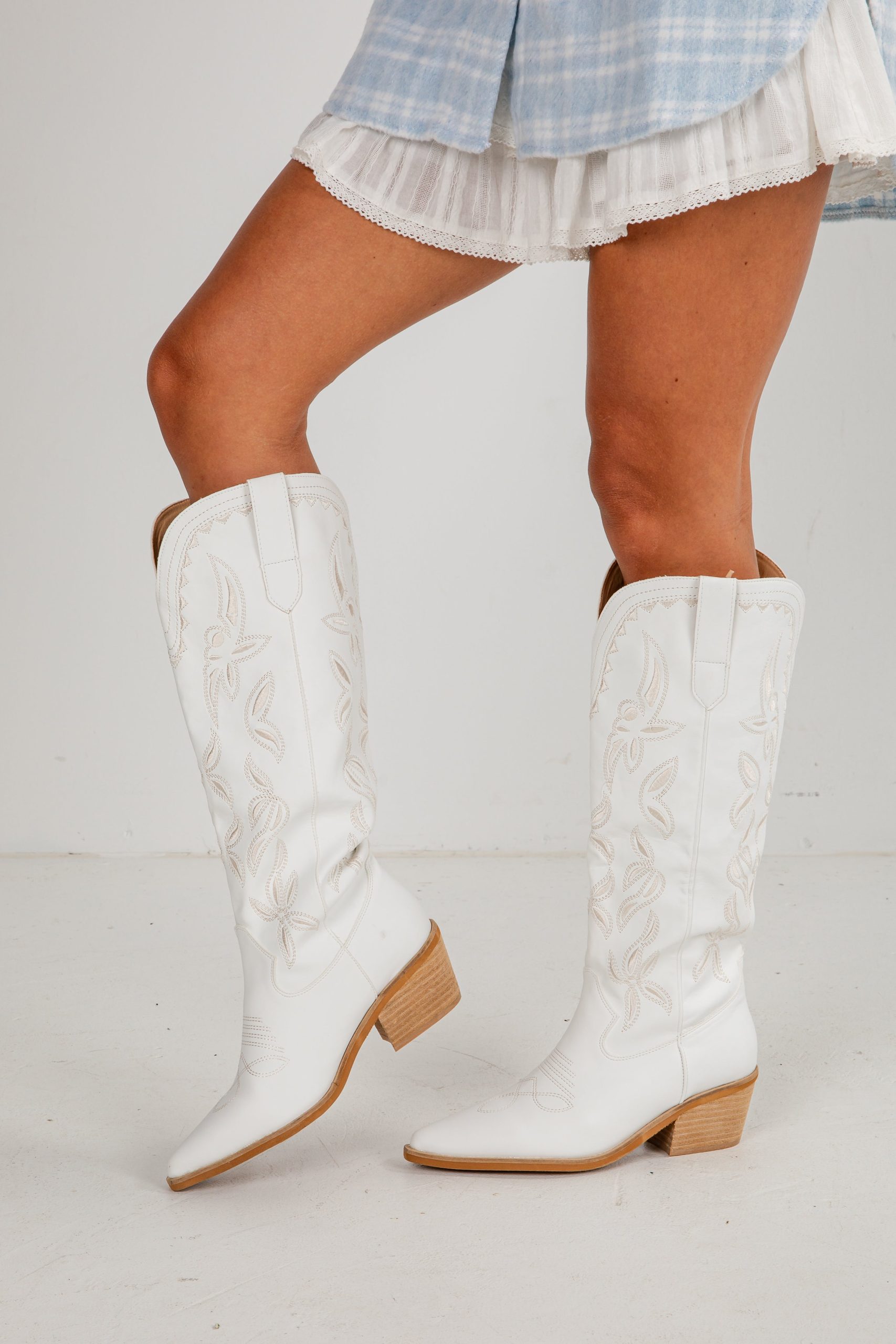 shopdressup_white_western_boots-3_2b2163ce-e368-4350-84df-83253167b8a8.jpg