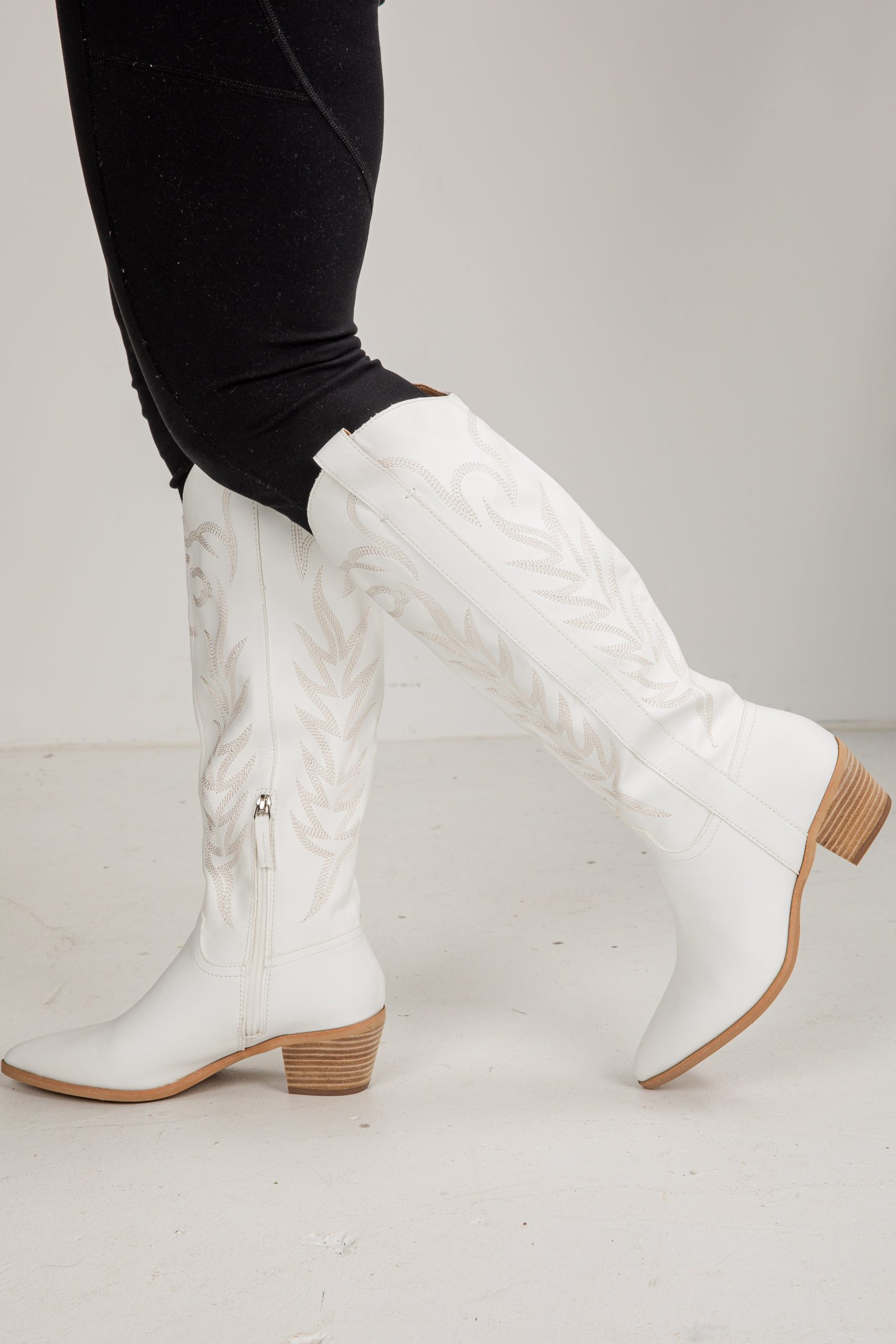 shopdressup_white_western_boots-3_4b629753-5457-4dda-a6f8-ea00eee10455.jpg