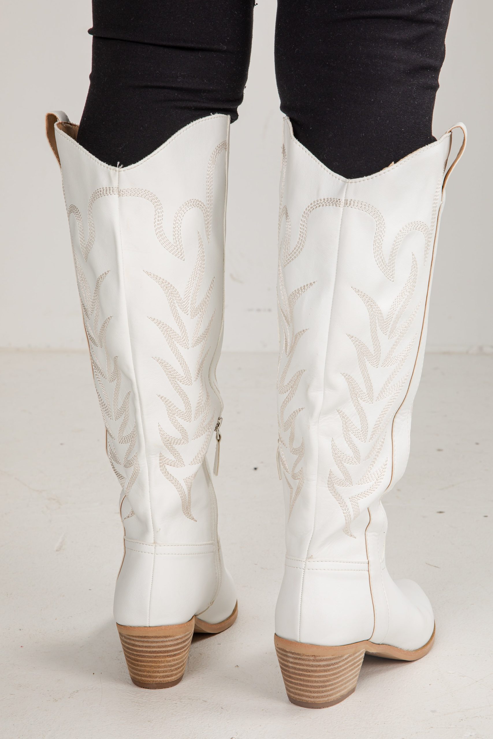 shopdressup_white_western_boots-4_294d6b9c-b747-42cc-98f9-10cc34ea59ce.jpg