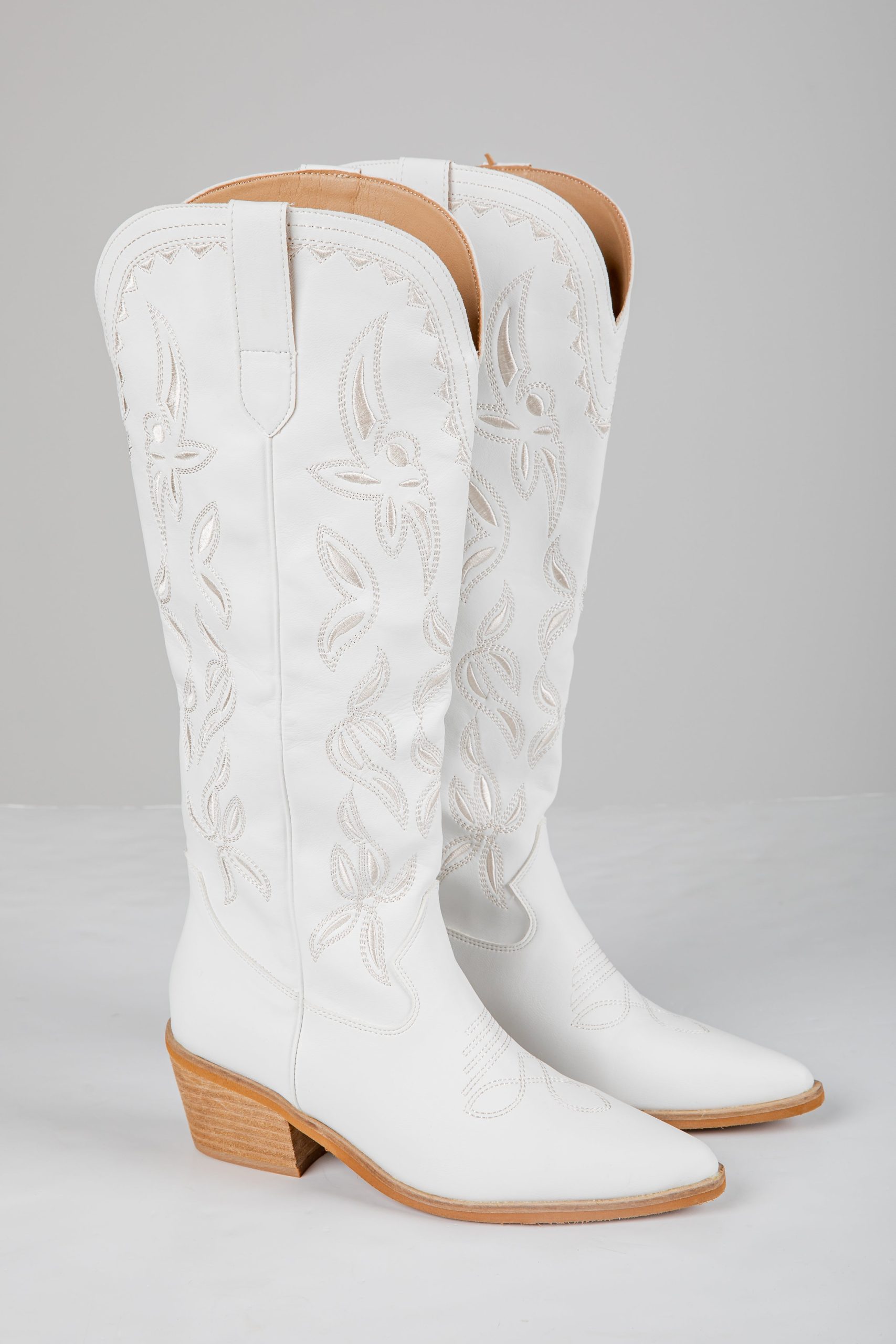shopdressup_white_western_boots-7_988343ee-02bc-458c-ad2f-700361f66671.jpg